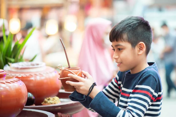 Kleiner Junge Kaufen Und Glas Wasser Essen Und Trinken Thailändische — Stockfoto