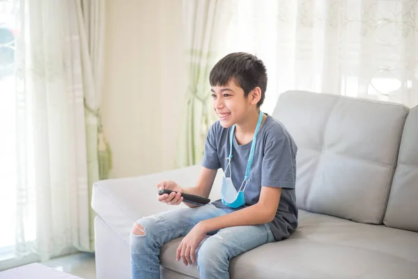 Niño Adolescente Niño Tomar Control Remoto Mano Ver Televisión —  Fotos de Stock