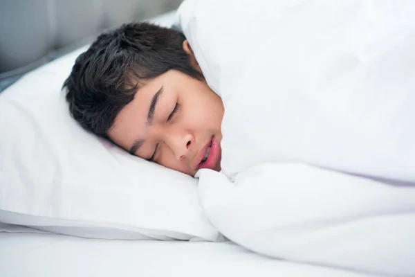 Мальчик Подросток Спит Кровати Покрывалом Счастливая Улыбка Лица — стоковое фото