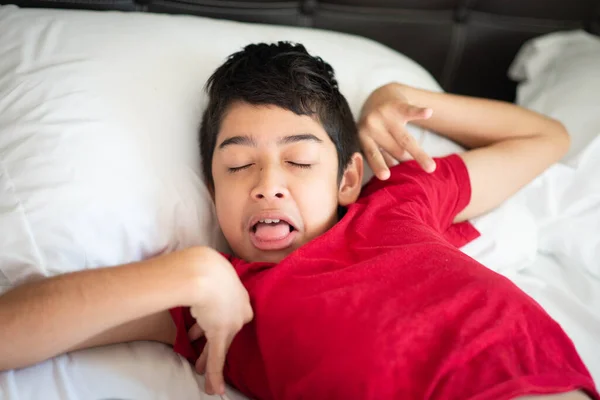 Adolescente Niño Durmiendo Cama Con Manta Cubierta Feliz Sonrisa Cara —  Fotos de Stock