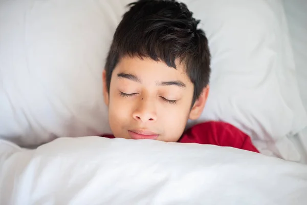 Nastolatek Chłopiec Śpi Łóżko Koc Pokrywa Szczęśliwy Uśmiech Twarz — Zdjęcie stockowe