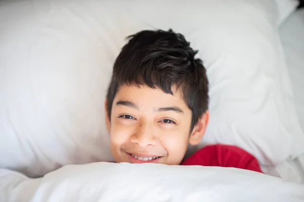 Adolescente Niño Durmiendo Cama Con Manta Cubierta Feliz Sonrisa Cara — Foto de Stock