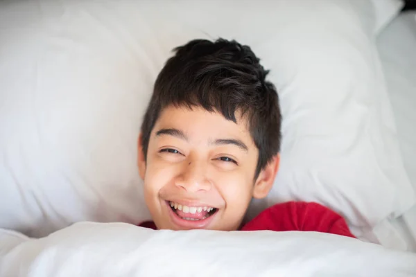 Adolescente Niño Durmiendo Cama Con Manta Cubierta Feliz Sonrisa Cara — Foto de Stock