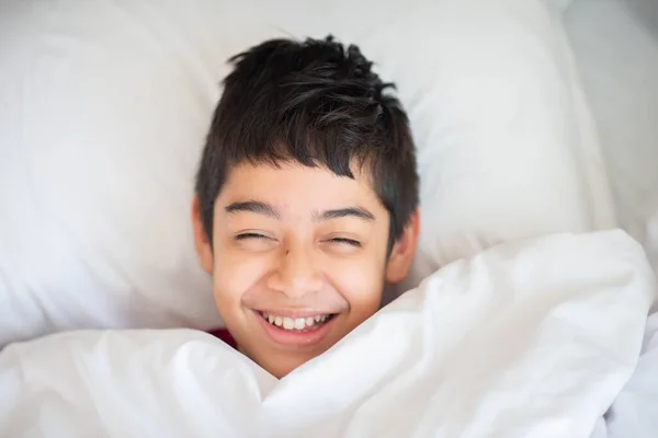 Teen Boy Schlafen Bett Mit Decke Decke Glücklich Lächeln Gesicht — Stockfoto