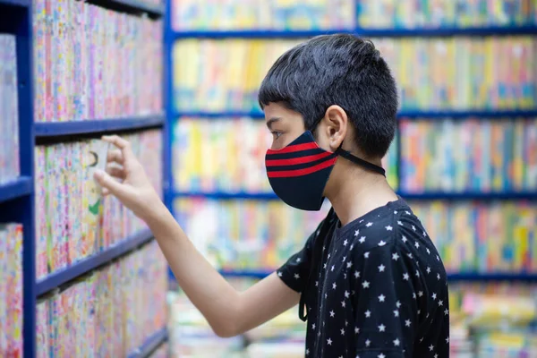 Хлопчик Підліток Шукає Книжки Щоб Купити Книгарні — стокове фото