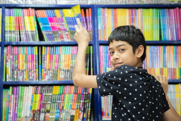 Niño Adolescente Buscando Libros Para Comprar Librería —  Fotos de Stock