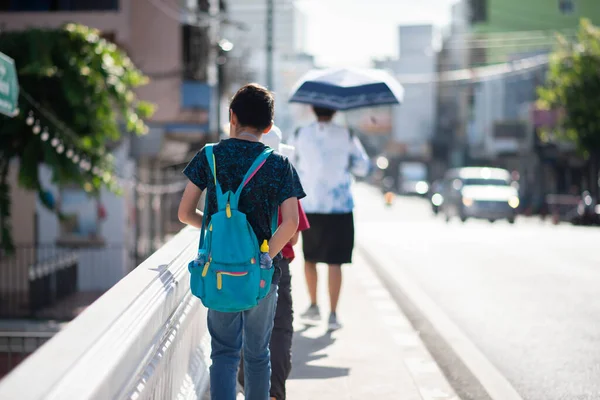 Adolescentes Caminhando Rua — Fotografia de Stock