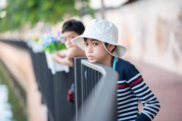 10代の男の子が通りを歩く — ストック写真