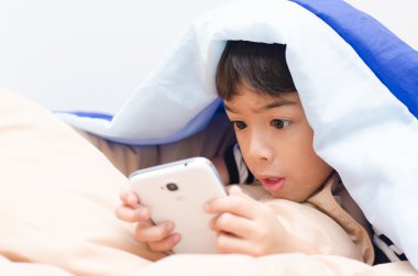 küçük çocuk battaniye altında hareket eden kullanma