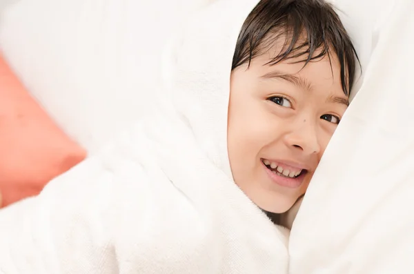 Malý chlapec s krytem ručník — Stock fotografie