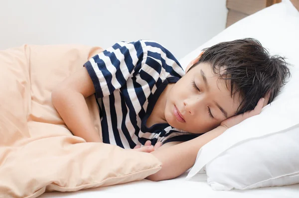 Menino dormindo na cama — Fotografia de Stock