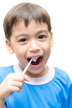 küçük çocuk beyaz zemin üzerine diş fırçalama