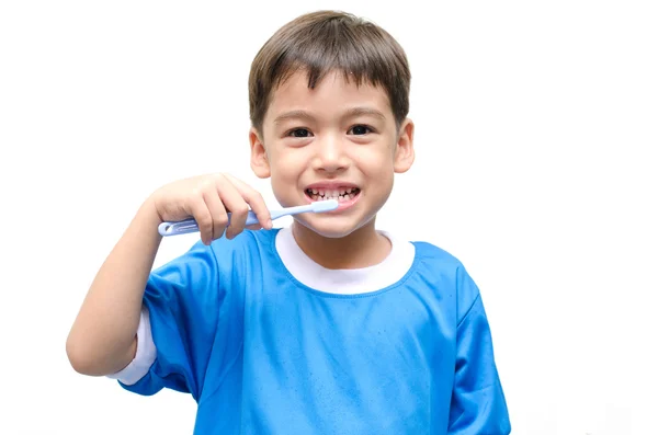 Kleine jongen borstelen tanden op zoek op spiegel — Stockfoto