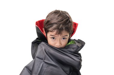 Küçük çocuk Dracula Cadılar Bayramı partisi için giyinmiş