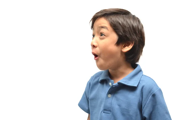 Piccolo ragazzo bocca aperta ampia faccia a sorpresa su sfondo bianco — Foto Stock