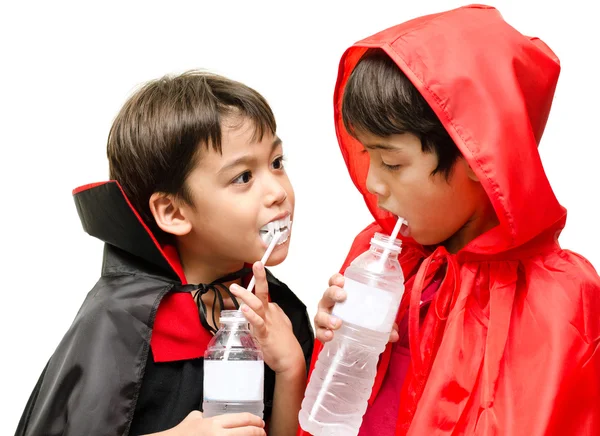 Dracula e o menino com o capuz vermelho halloween fantasia beber — Fotografia de Stock