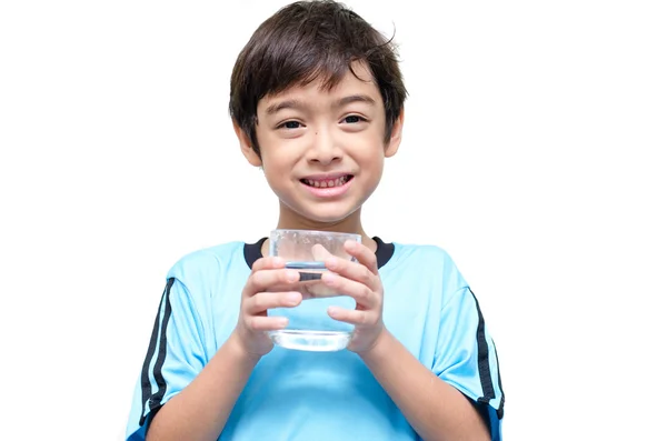 Kleine jongen drinkt water uit een glas — Stockfoto