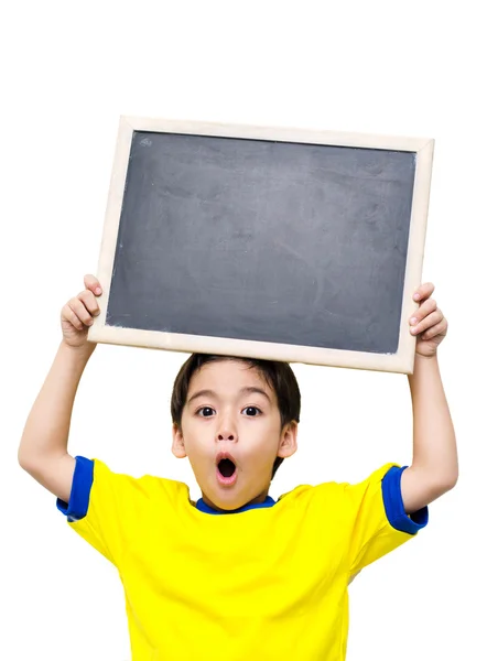 Niño sosteniendo una pizarra sobre fondo blanco — Foto de Stock