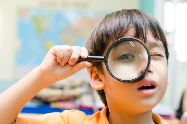 Kleine jongen op zoek via een verrekijker kaart achtergrond — Stockfoto