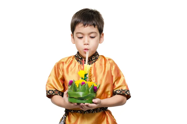 Kleine jongen krathong met Loy Krathong drijvende festival — Stockfoto