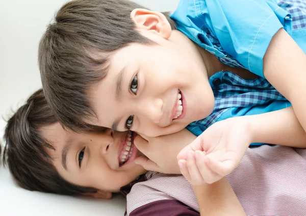 Little sibling boy fighting on sofa — Stock Photo, Image