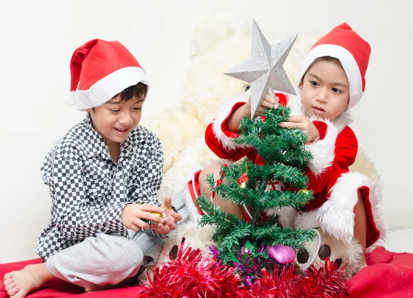 Kleiner Junge bereitet Weihnachtsbaum vor — Stockfoto