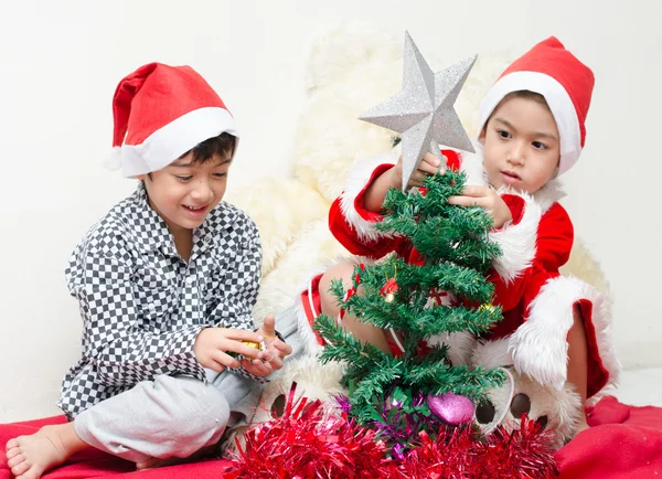 Liten pojke förbereder chrismas träd — Stockfoto