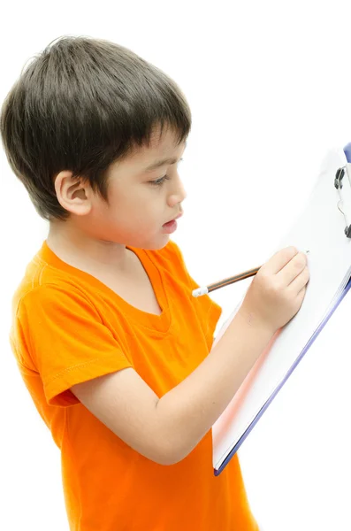 Liten pojke skrivpapper av penna på vit bakgrund — Stockfoto