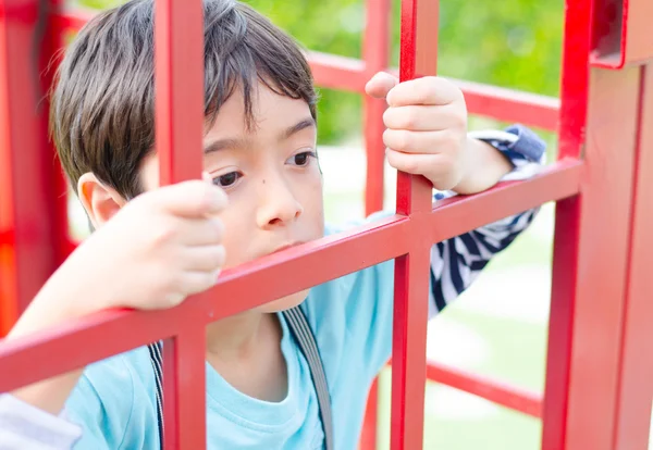 Niño pequeño con cara de tristeza dentro de la puerta —  Fotos de Stock