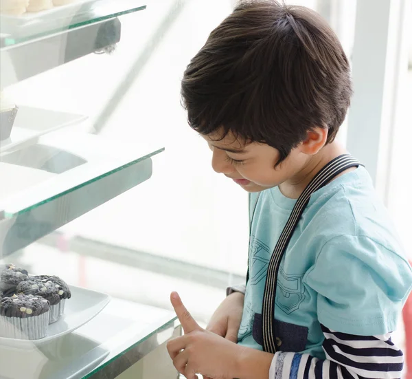 Little boy at the bakery shop — Stock Photo, Image