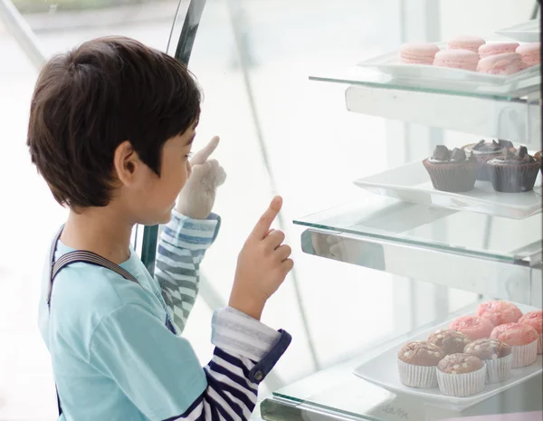 Little boy at the bakery shop — Stock Photo, Image