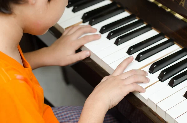 Kleine jongen speelde piano — Stockfoto