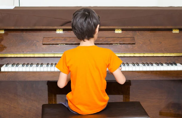 Kleine jongen speelde piano — Stockfoto