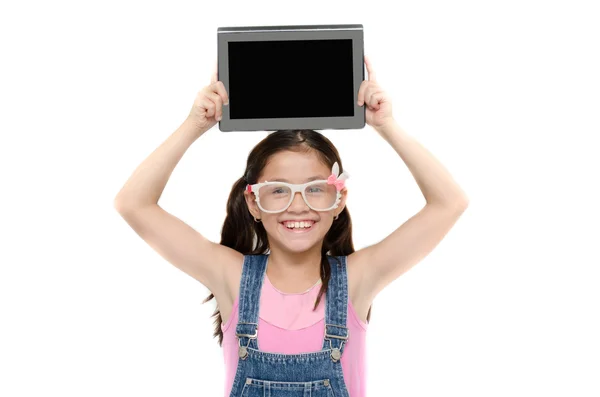 Маленькая девочка держит планшет на белом фоне — стоковое фото