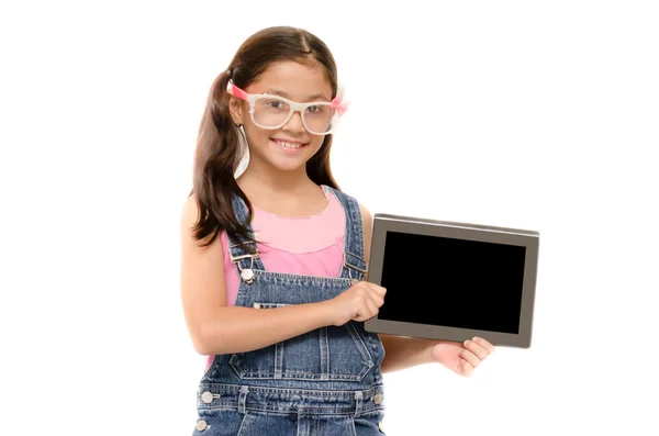 Liten flicka anläggning tablet på vit bakgrund — Stockfoto