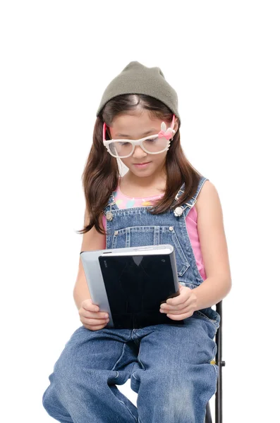 Menina segurando tablet no fundo branco — Fotografia de Stock