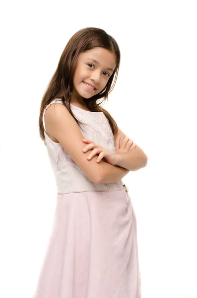 Malá dívka portrét v růžových šatech s úsměvem na bílém pozadí — Stock fotografie
