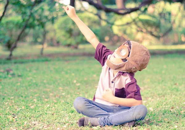 Bambino giocare come pilota nel parco — Foto Stock