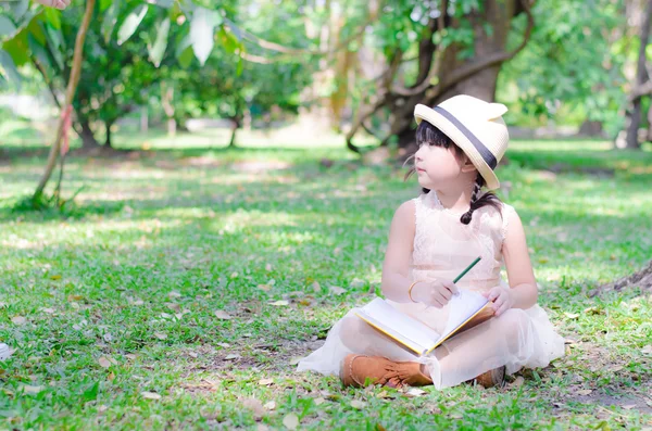 Μικρό βιβλίο εκμετάλλευση κορίτσι στο πάρκο — Φωτογραφία Αρχείου