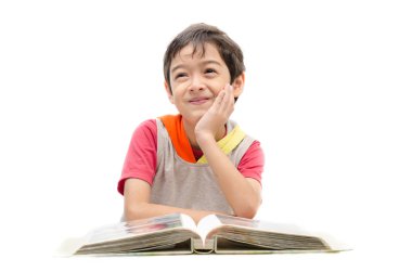 Bir kitap okuma ufaklık ve beyaz arka plan üzerinde düşünmek