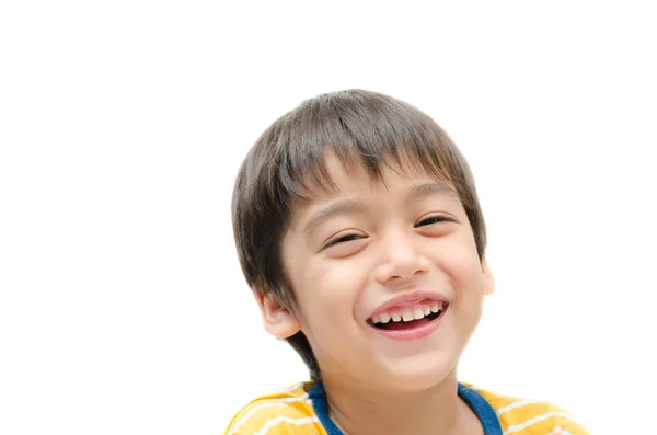 Маленький мальчик улыбается портрет на белом фоне — стоковое фото