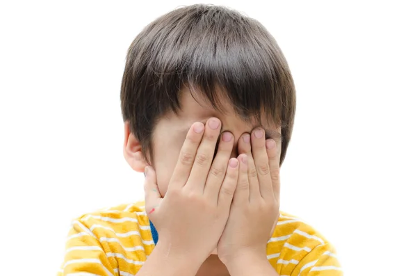 Cubierta de la mano niño cara llorando sobre fondo blanco — Foto de Stock