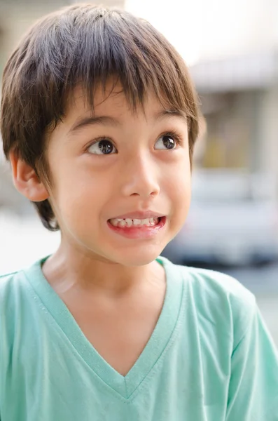 Mały chłopiec z zły zrzędliwy twarz — Zdjęcie stockowe