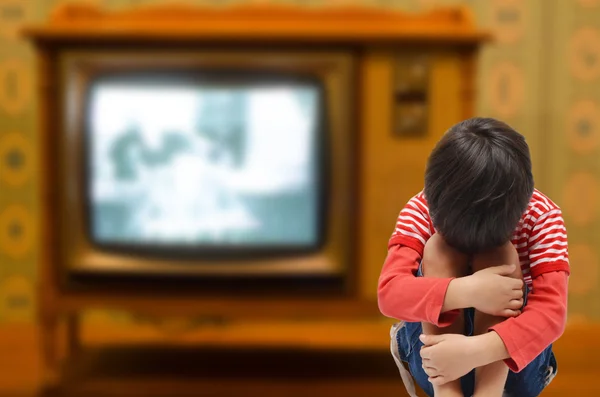Παιδί κάθεται με θλίψη και άρρωστη από εξαρτημένος τηλεόραση χρειάζεται αγάπη από — Φωτογραφία Αρχείου