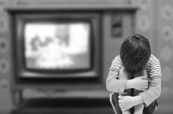 Criança sentada com tristeza e doente de viciado em TV precisa de amor de — Fotografia de Stock