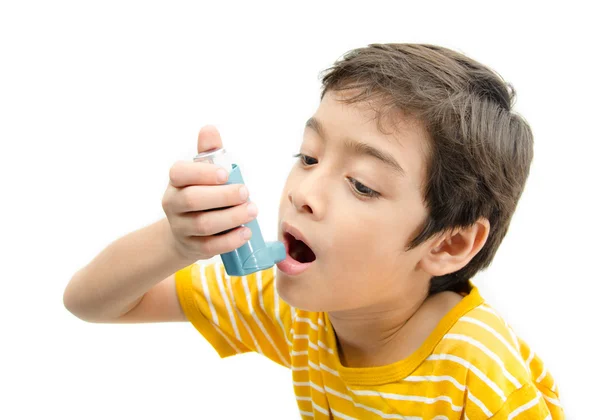 小男孩的呼吸在白色背景上使用哮喘吸入器 — 图库照片