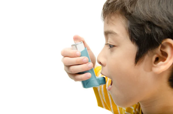 Petit garçon utilisant l'inhalateur d'asthme pour respirer sur le dos blanc — Photo