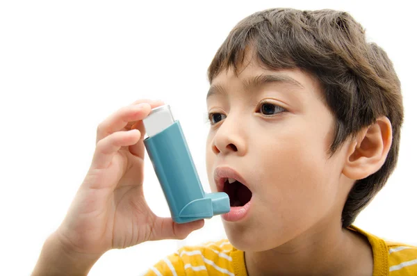 Niño pequeño que usa inhalador de asma para respirar en el fondo blanco — Foto de Stock