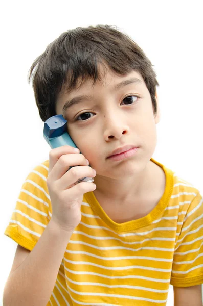 Petit garçon utilisant l'inhalateur d'asthme pour respirer sur le dos blanc — Photo