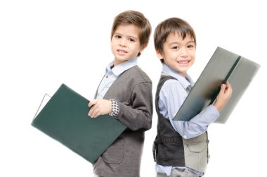 Küçük çocuklar beyaz arka plan üzerinde kitap